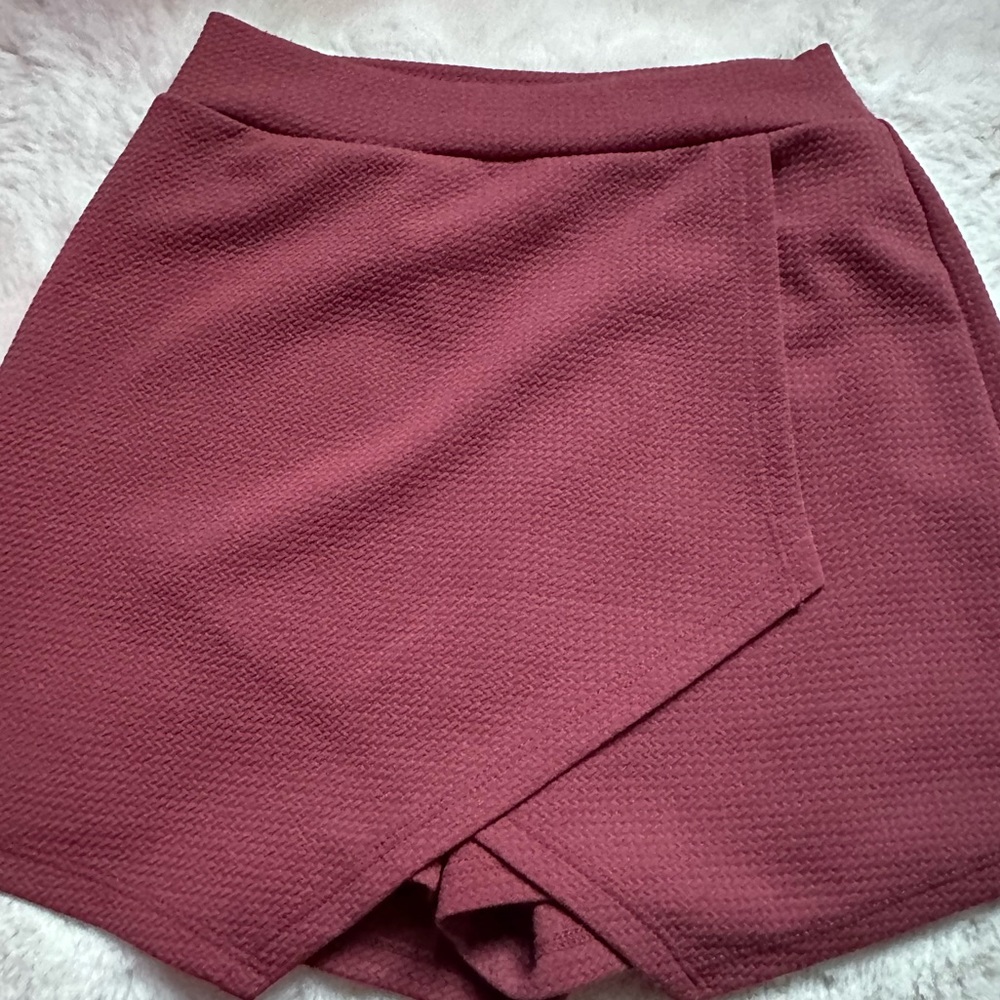 Women’s/teens skirt! (Includes shorts under)